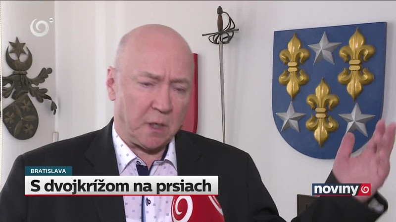 S dvojkrížom na prsiach