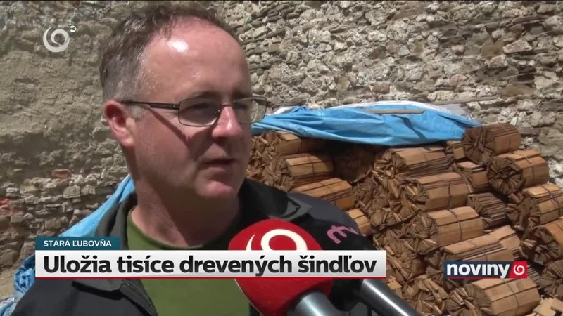 Uložia tisíce drevených šindľov