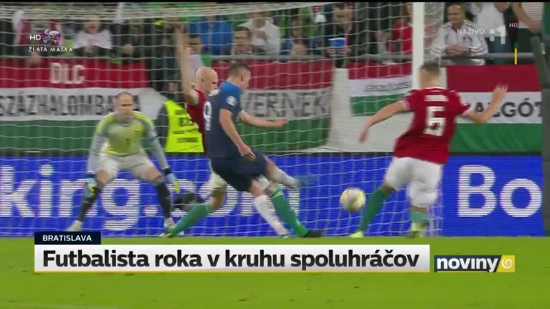 Futbalista roka v kruhu spoluhráčov