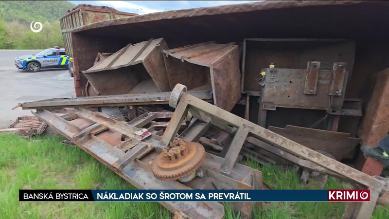 NÁKLADIAK SO ŠROTOM SA PREVRÁTIL