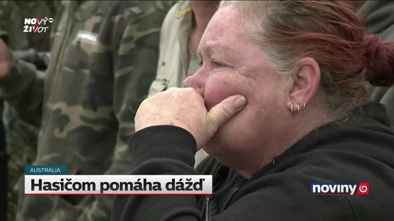 Hasičom pomáha dážď