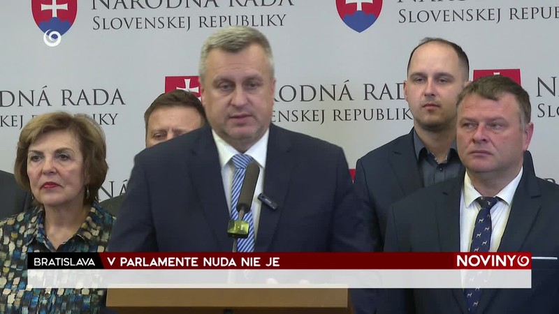 V PARLAMENTE NUDA NIE JE