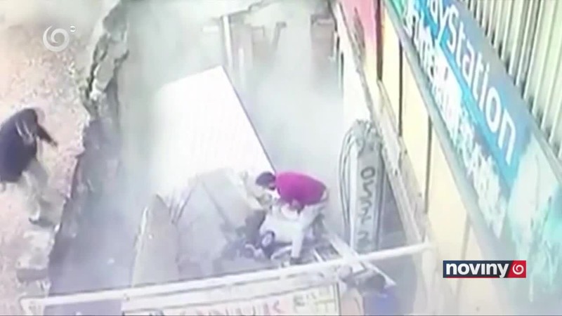 Pod ženami sa prepadol chodník