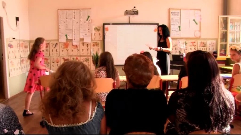 V piatok sa začali prázdniny. Ráno sa rozdávali vysvedčenia