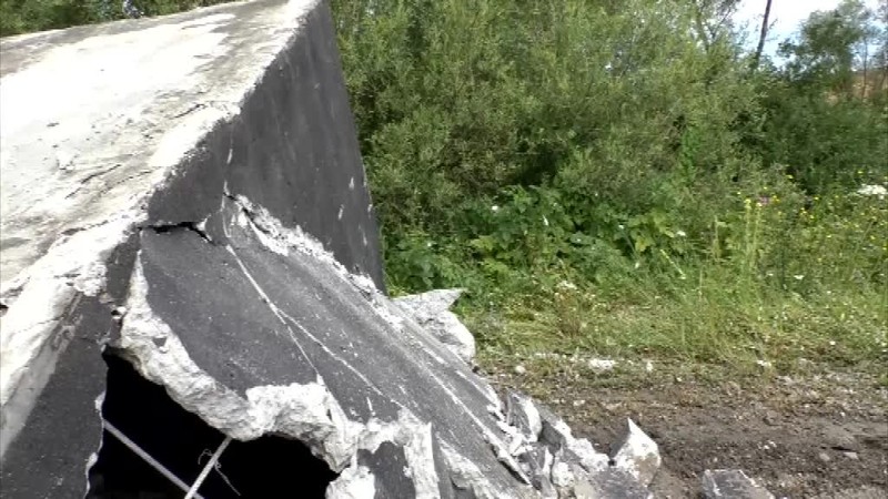 Kamión pár kilometrov pred cieľom dostal defekt. Náklad sa pri nehode zničil