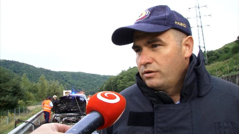 Mladý pár utiekol z horiaceho auta v poslednej chvíli