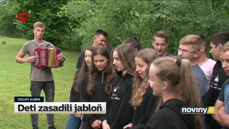 Deti zasadili jabloň