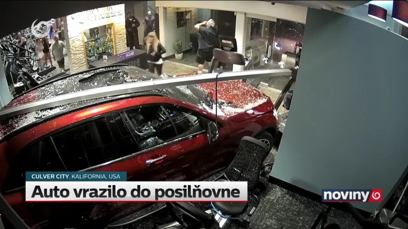 Auto vrazilo do posilňovne