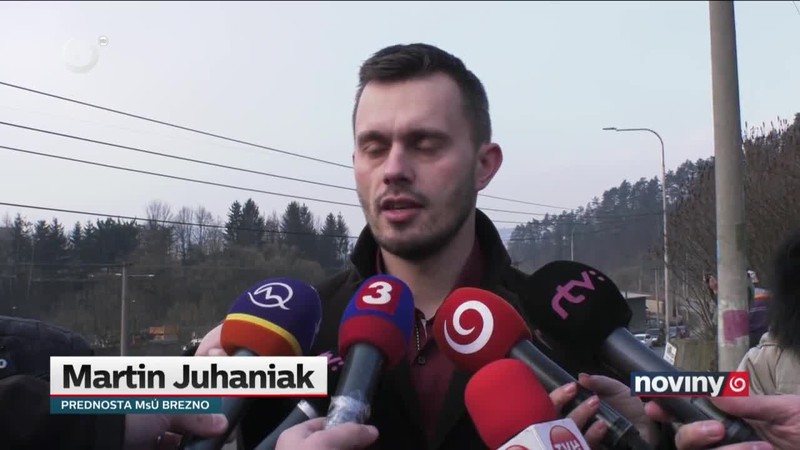Zbúrali schátranú bytovku