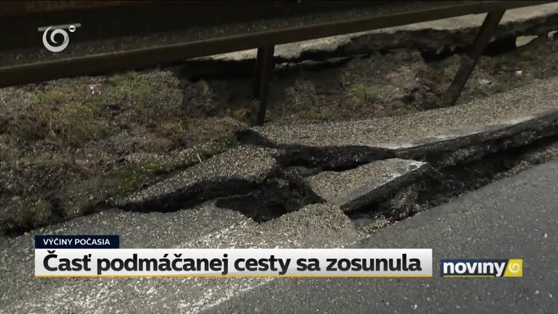 Časť podmáčanej cesty sa zosunula