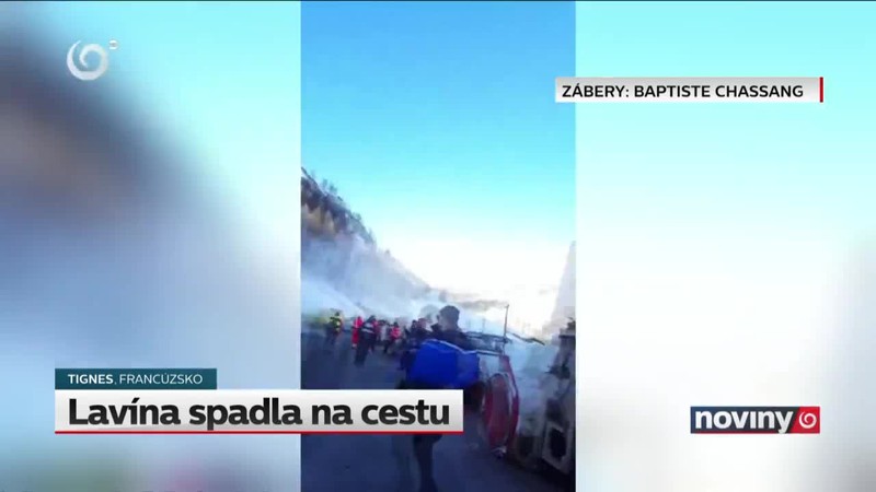 Lavína spadla na cestu