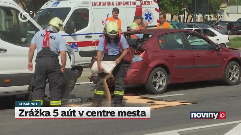 Zrážka 5 aút v centre mesta