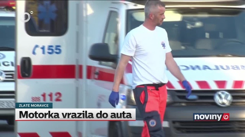 Motorka vrazila do auta