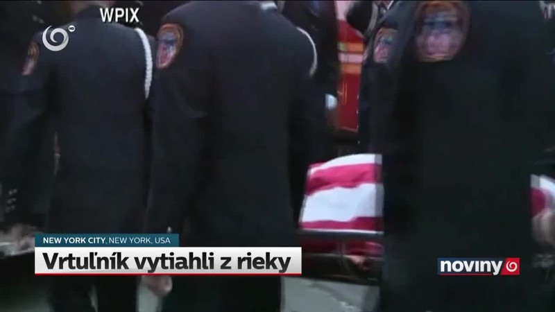 Vrtuľník vytiahli z rieky