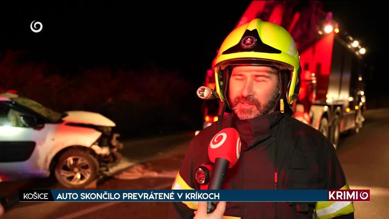 AUTO SKONČILO PREVRÁTENÉ V KRÍKOCH