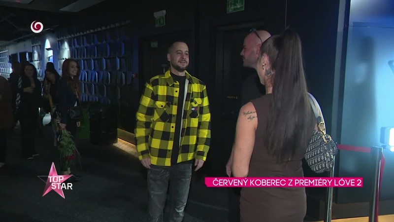 ČERVENÝ KOBEREC Z PREMIÉRY LÓVE 2