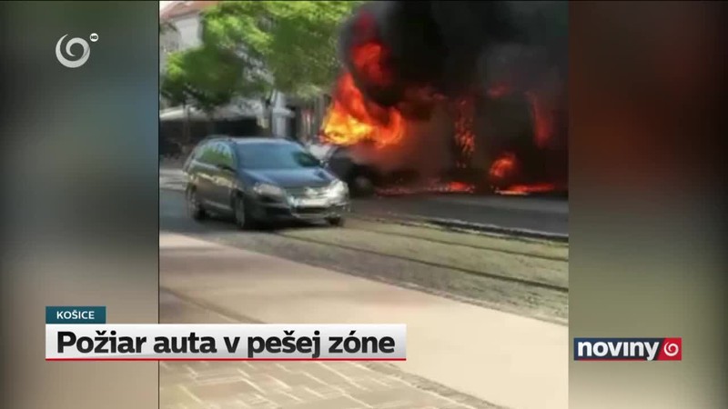 Požiar auta v pešej zóne