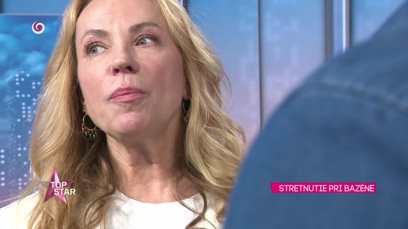 STRETNUTIE PRI BAZÉNE