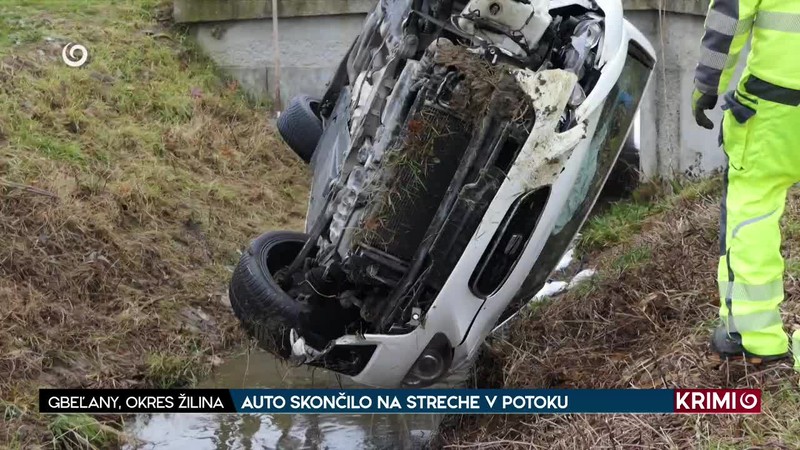 AUTO SKONČILO NA STRECHE V POTOKU