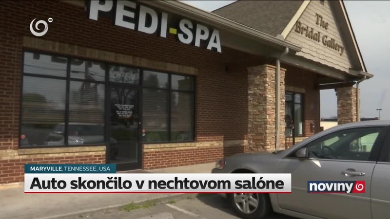 Auto skončilo v nechtovom salóne