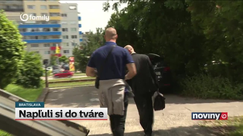 Napľuli si do tváre