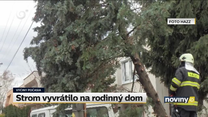 Strom vyvrátilo na rodinný dom