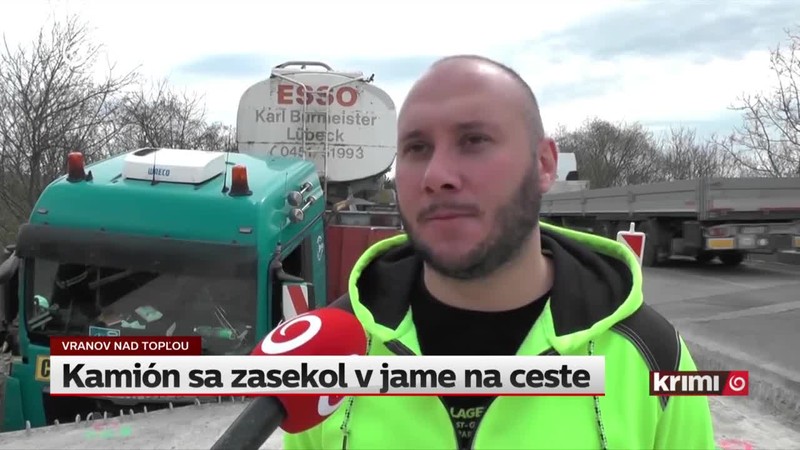 Kamión sa zasekol v jame na ceste