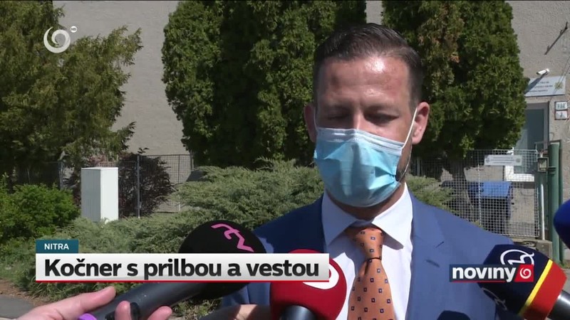 Kočner s prilbou a vestou