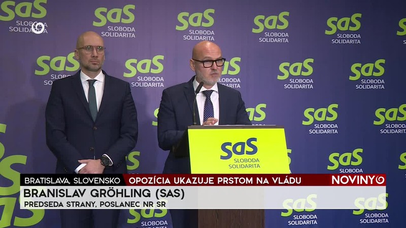 OPOZÍCIA UKAZUJE PRSTOM NA VLÁDU