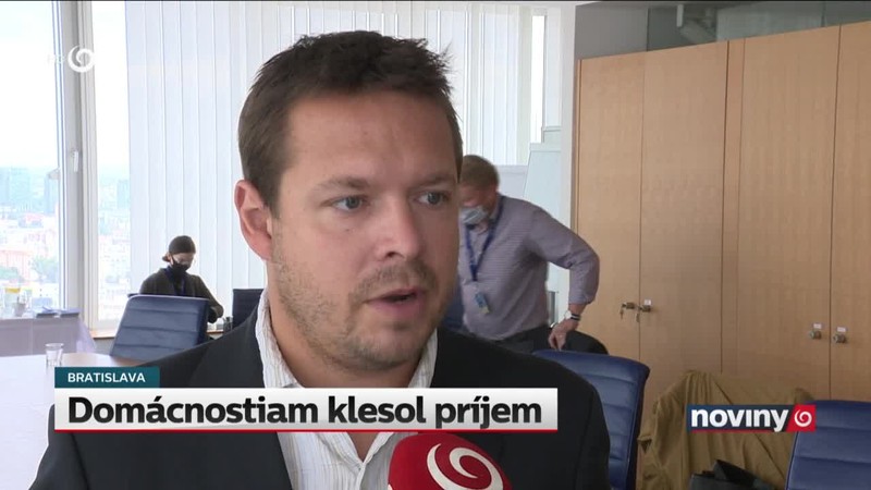 Domácnostiam klesol príjem