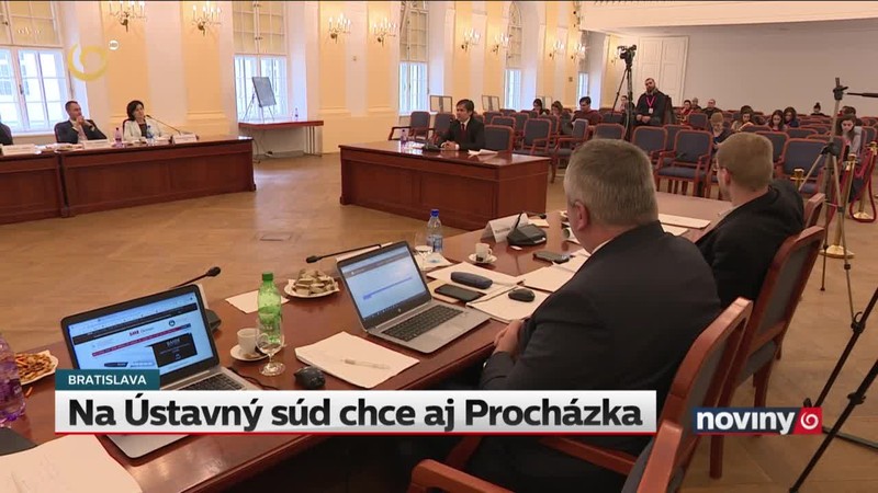 Na Ústavný súd chce aj Procházka