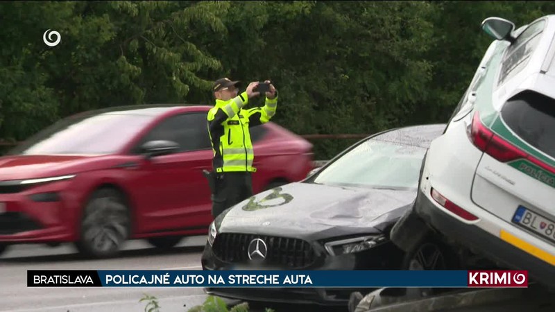 POLICAJNÉ AUTO NA STRECHE AUTA