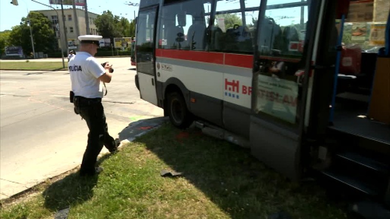 Auto sa zrazilo s autobusom na vyťaženej križovatke