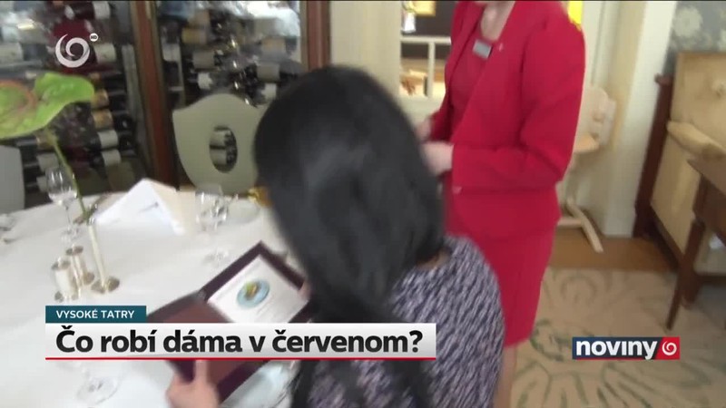 Čo robí dáma v červenom?