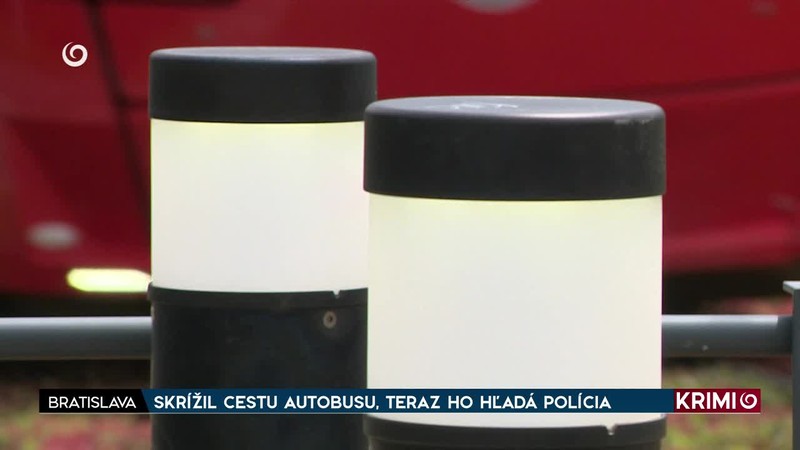 SKRÍŽIL CESTU AUTOBUSU, TERAZ HO HĽADÁ POLÍCIA
