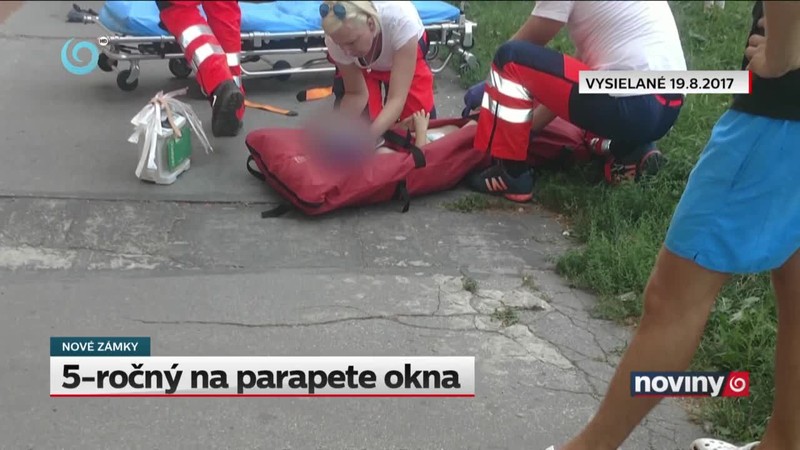 5-ročný na parapete okna