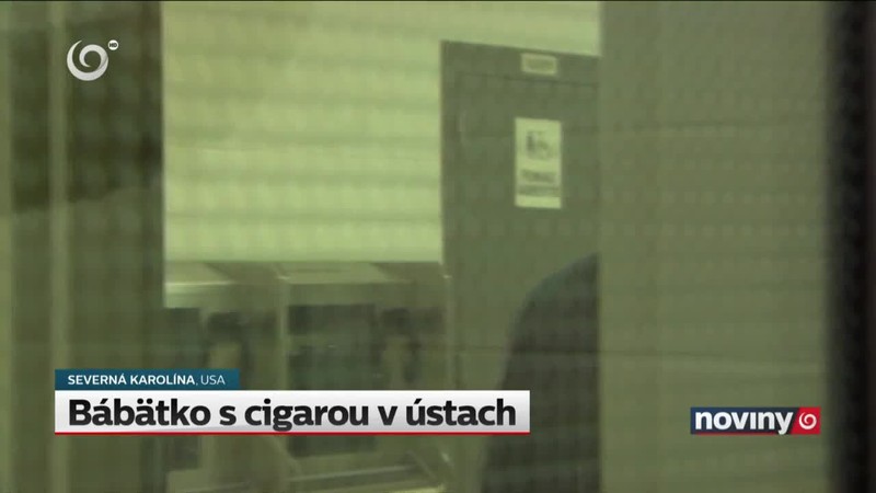 Bábätko s cigarou v ústach