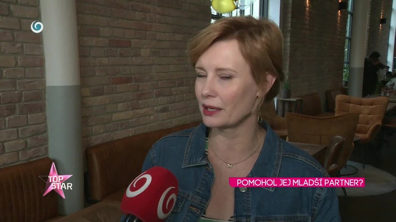 Pomohol jej mladší partner?