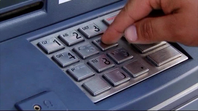 Polícia hľadala túto ženu. Z bankomatu zmizlo 400 eur