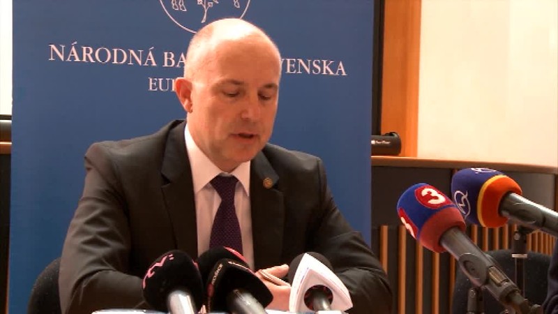 Kukláči a polícia obsadili budovu poisťovne. Prešetrujú sťažnosti ľudí