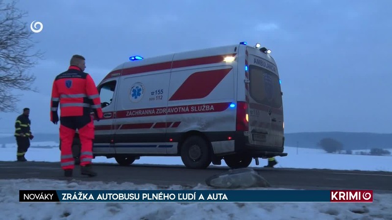 ZRÁŽKA AUTOBUSU PLNÉHO ĽUDÍ A AUTA
