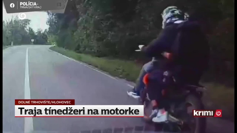 Traja tínedžeri na motorke