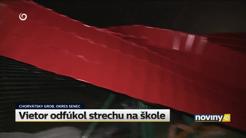 Vietor odfúkol strechu na škole