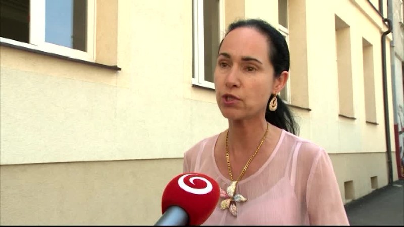 Otec policajt a dcéra policajtka zaútočili na ženu v hypermarkete