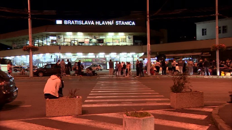 V Bratislave evakuovali Hlavnú stanicu, policajti hľadali bombu