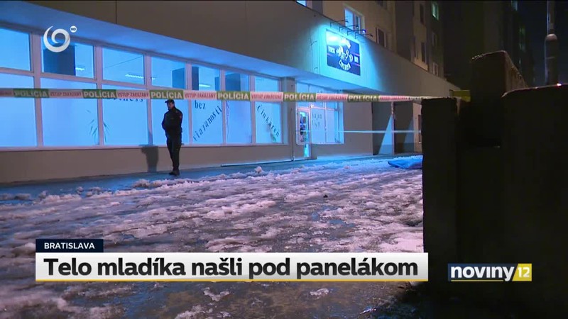 Telo mladíka našli pod panelákom