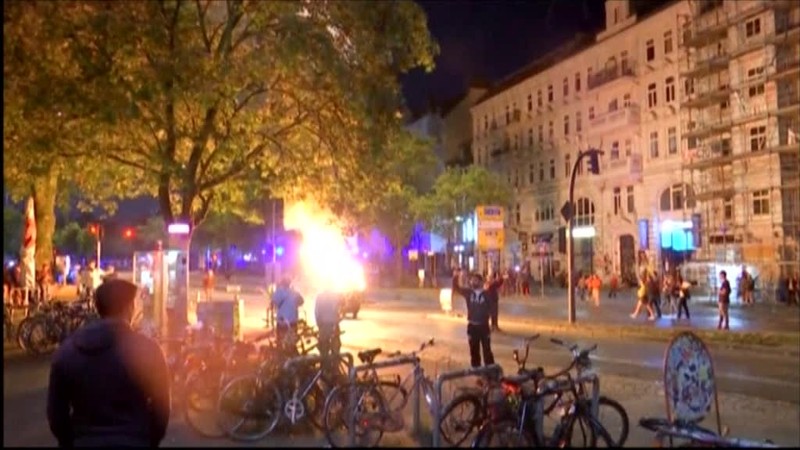 VIDEO: Nemecko v plameňoch. Demonštranti rabovali a útočili na policajtov