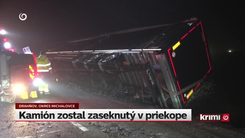 Kamión zostal zaseknutý v priekope