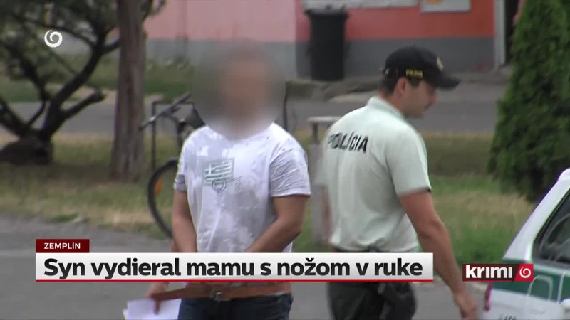 Syn vydieral mamu s nožom v ruke