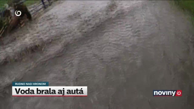 Voda brala aj autá